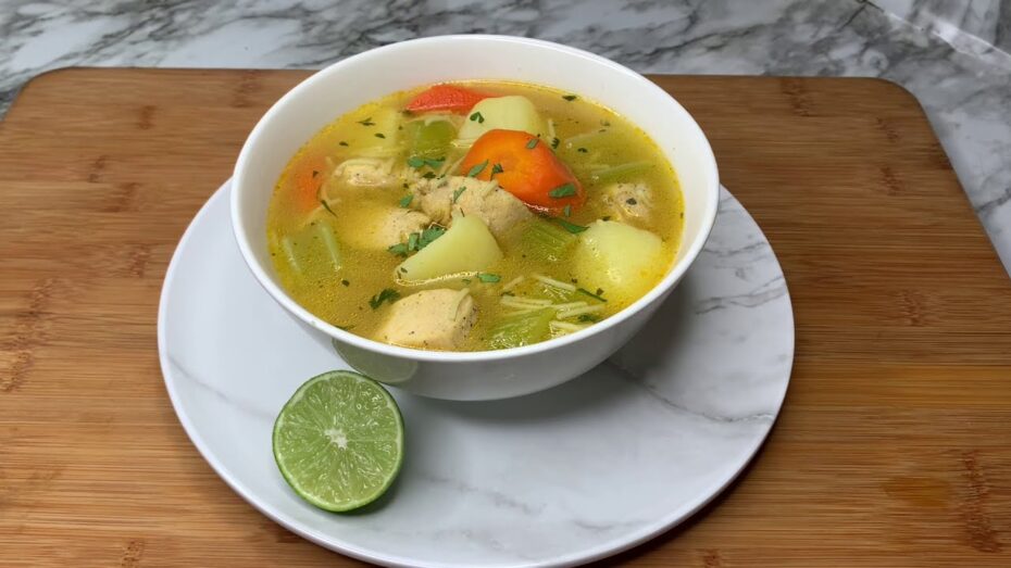 Cómo cocinar sopa de pollo en microondas