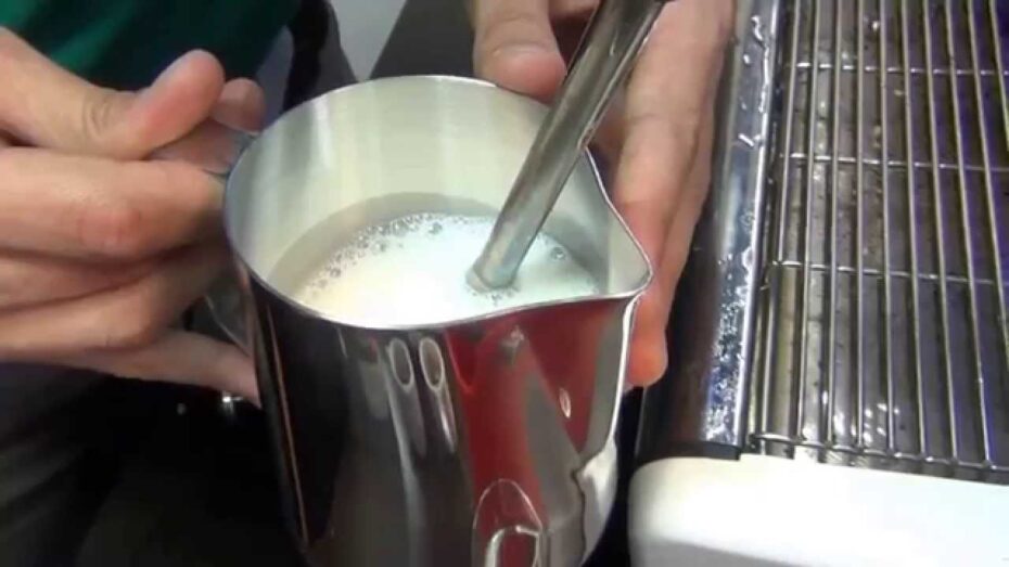 Cómo hacer espuma de leche: 3 métodos caseros