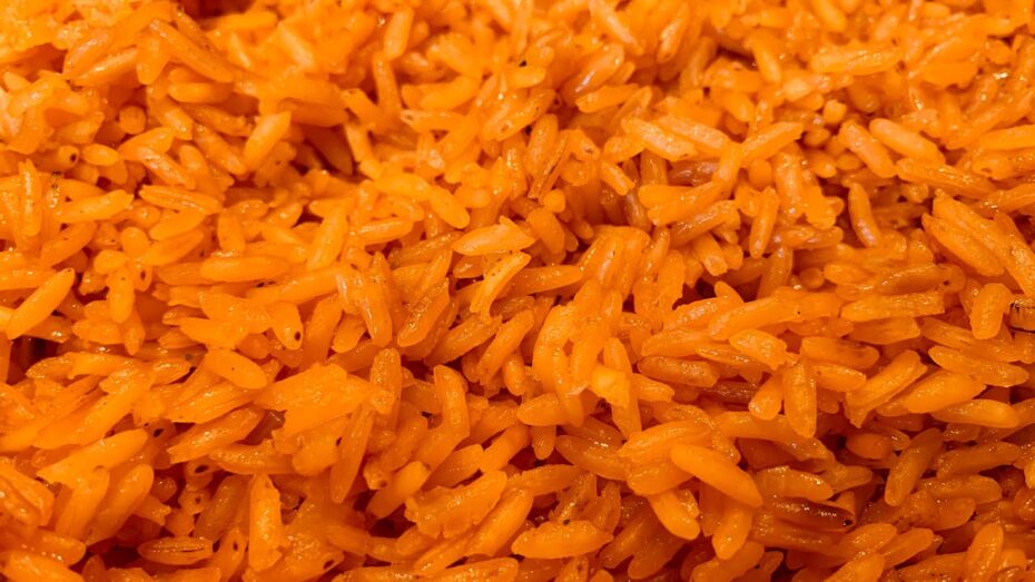 Cómo hacer sopa de arroz y tomate en el microondas